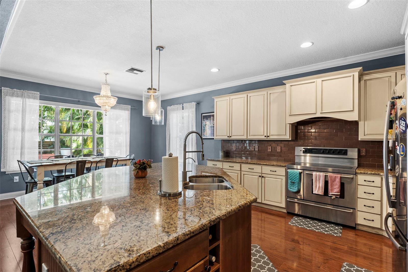 3317 W LEONA ST — photo 3