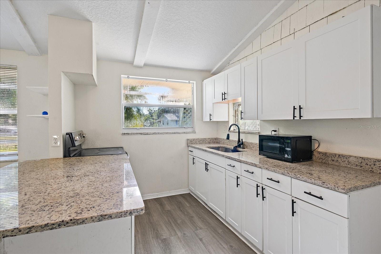 403 PINEWOOD AVE — photo 5
