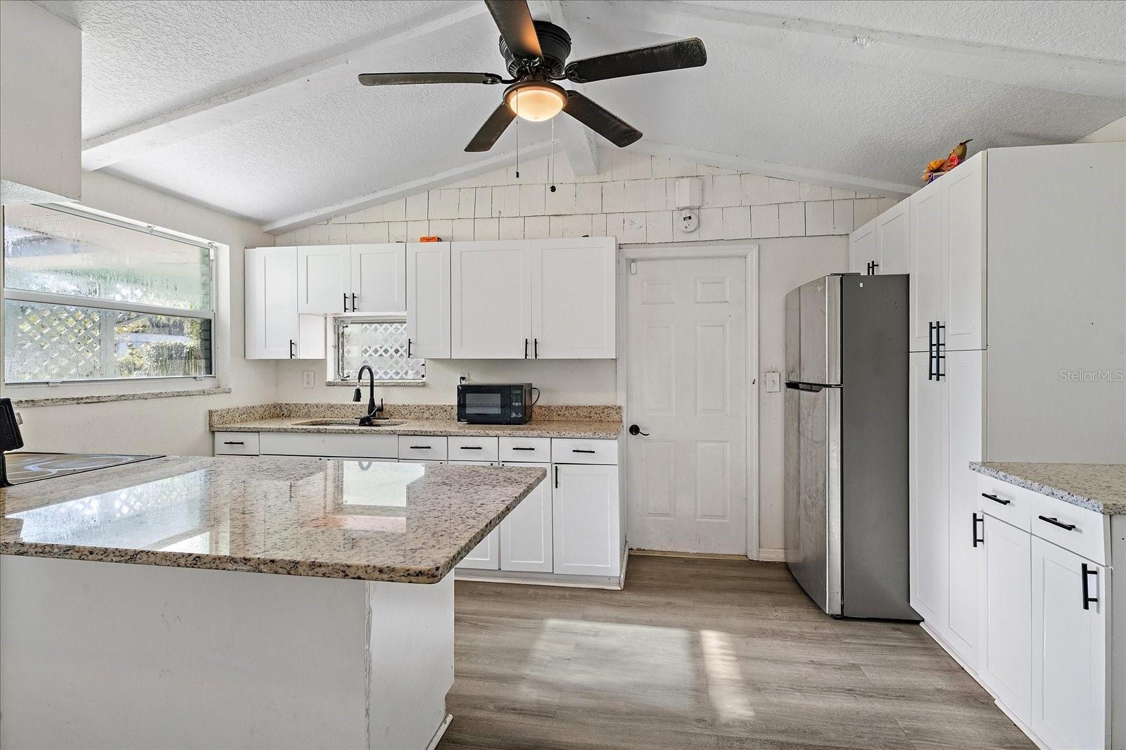 403 PINEWOOD AVE — photo 4