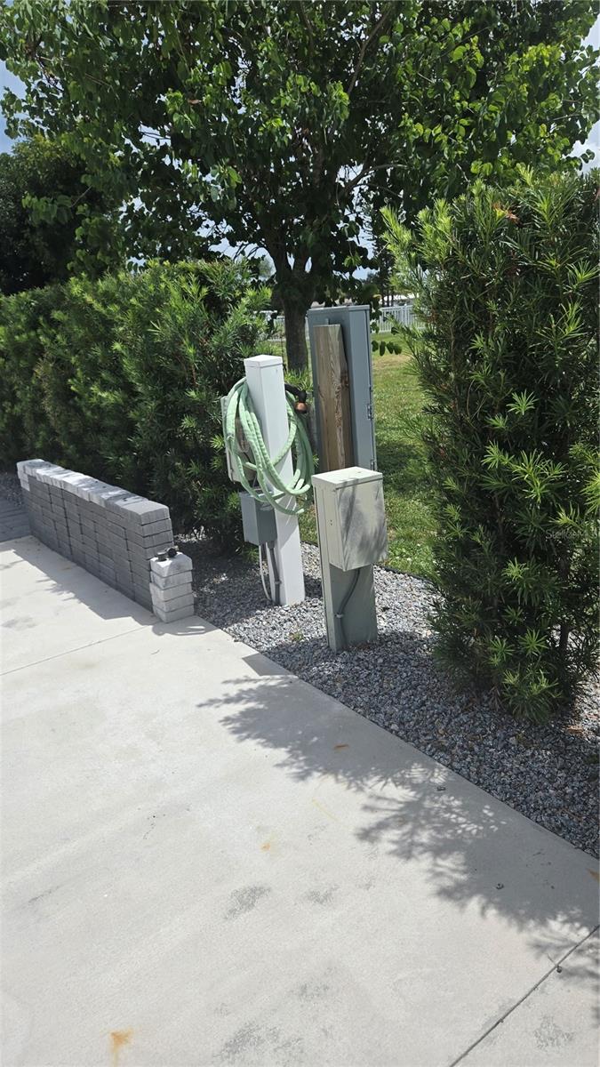 237 BAINBRIDGE DR — photo 2