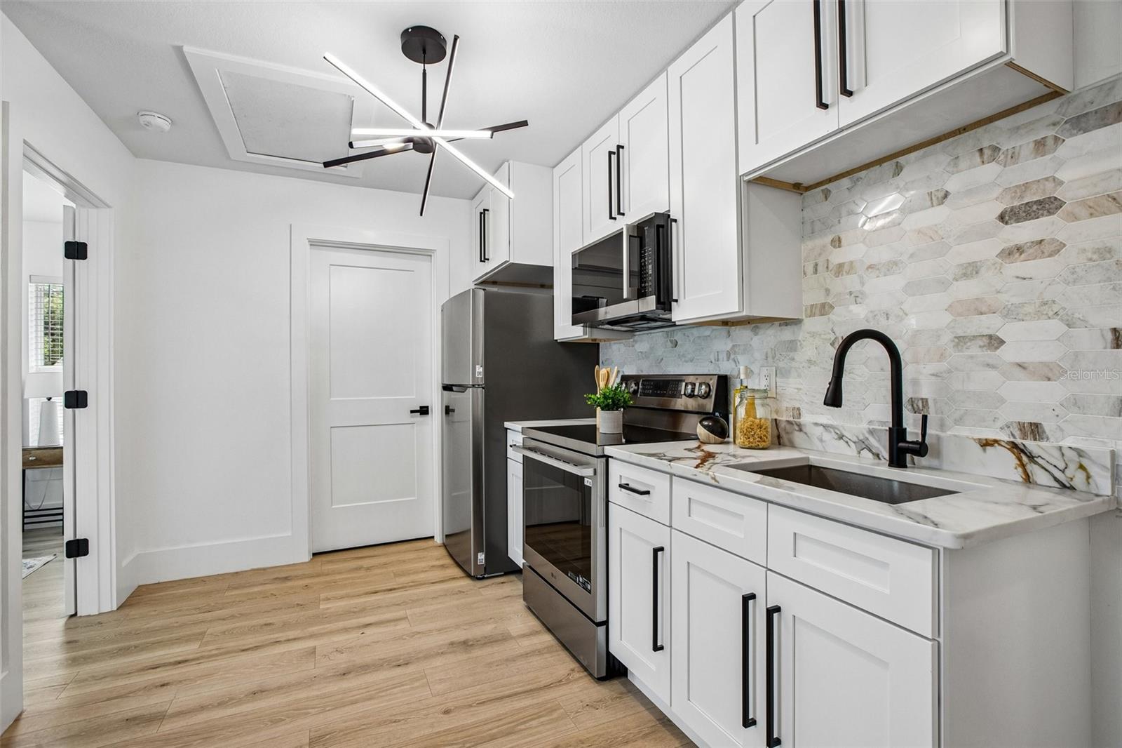 406 E CHELSEA ST — photo 46
