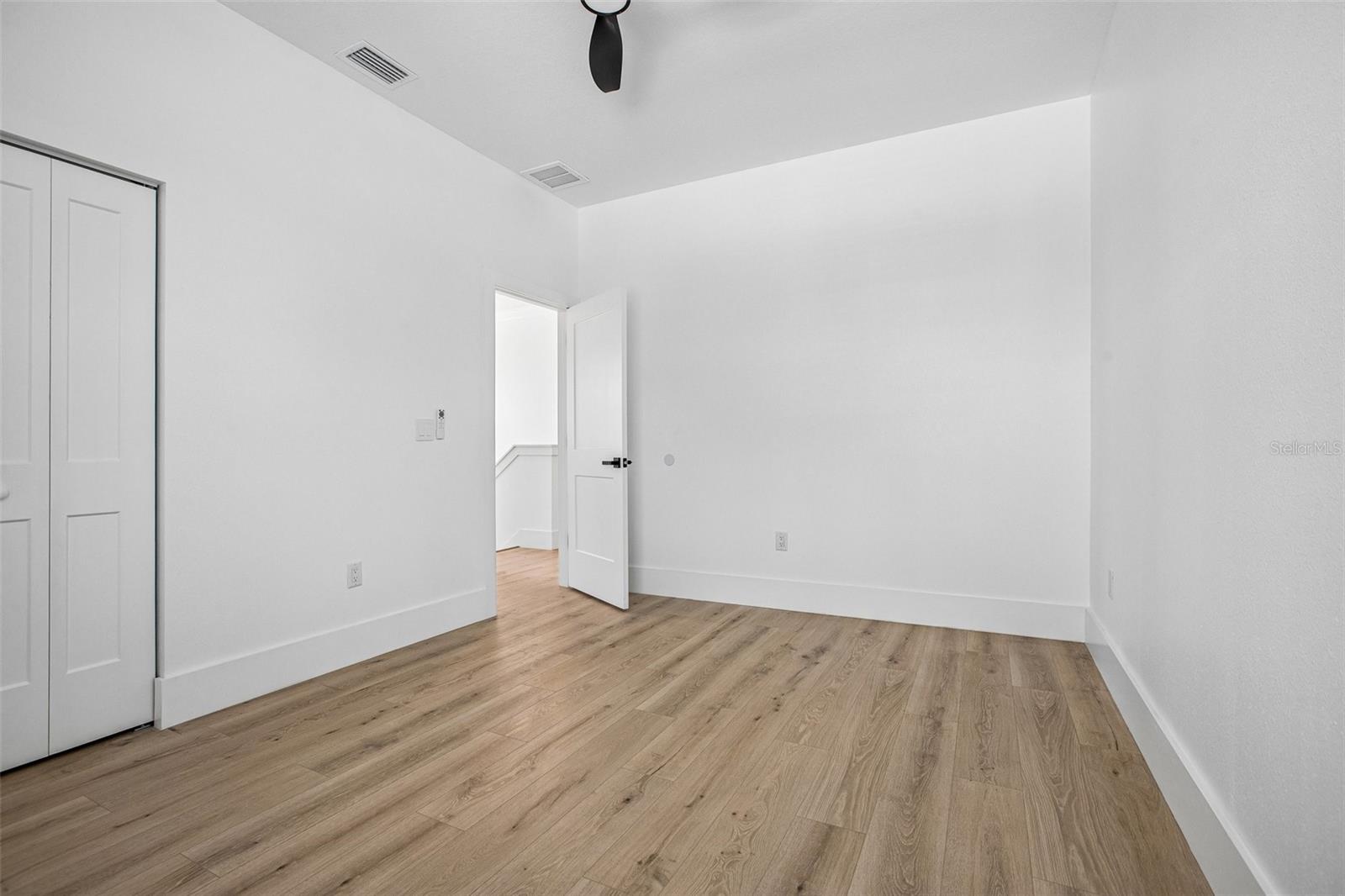406 E CHELSEA ST — photo 36