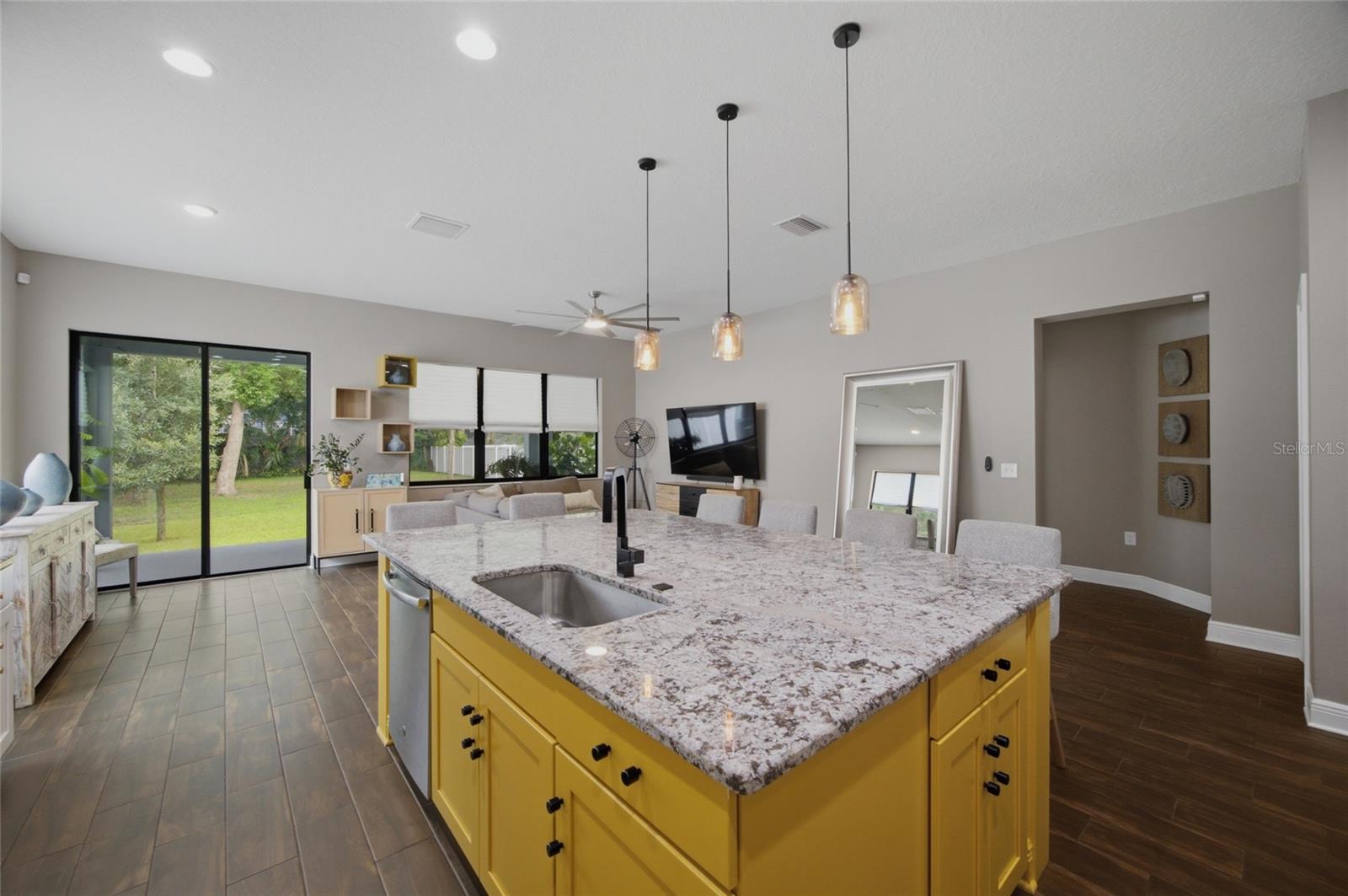 2516 W CURTIS ST — photo 12