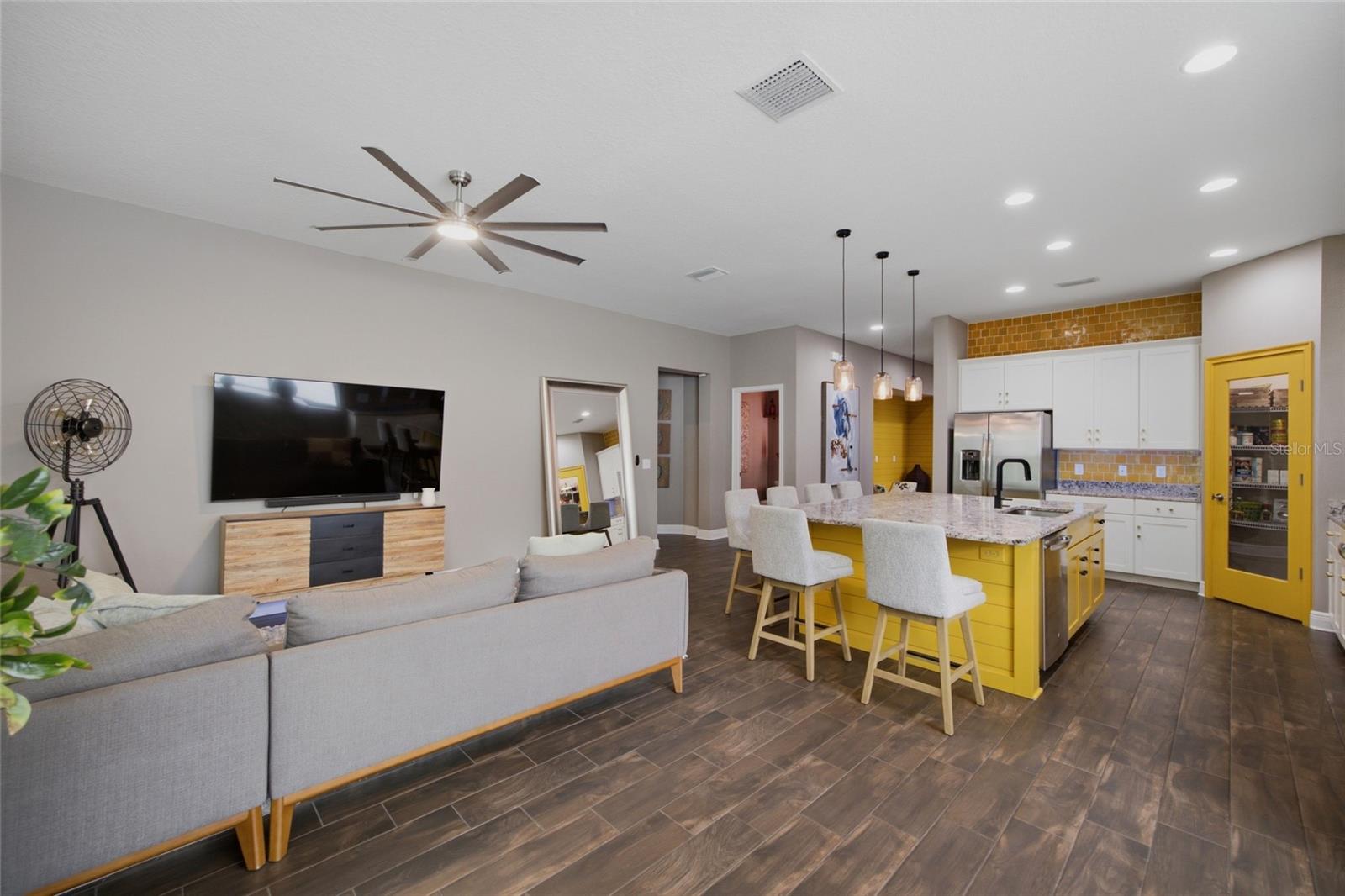 2516 W CURTIS ST — photo 32