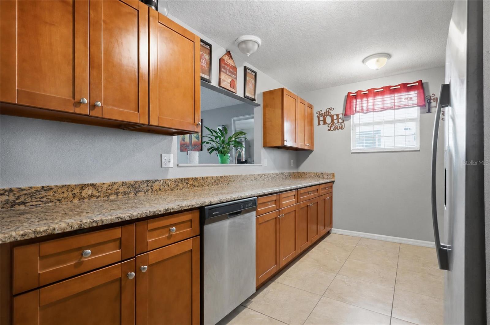 2215 E COLUMBUS DR — photo 12