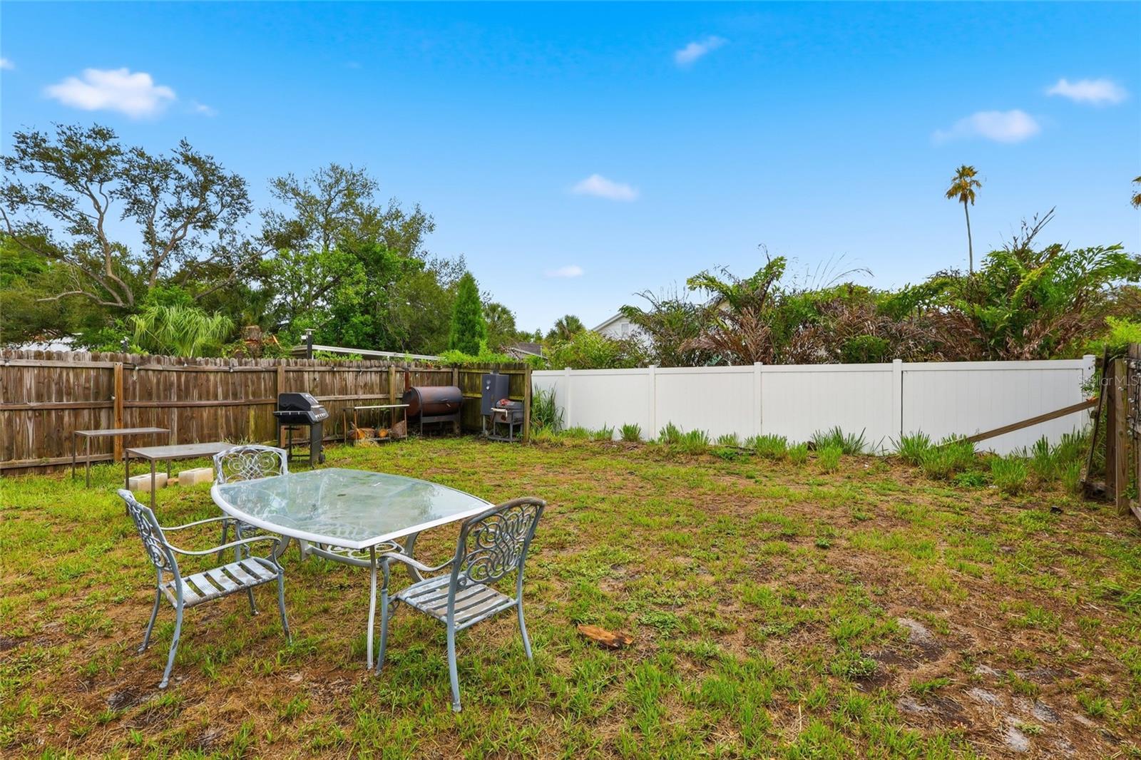 2215 E COLUMBUS DR — photo 22
