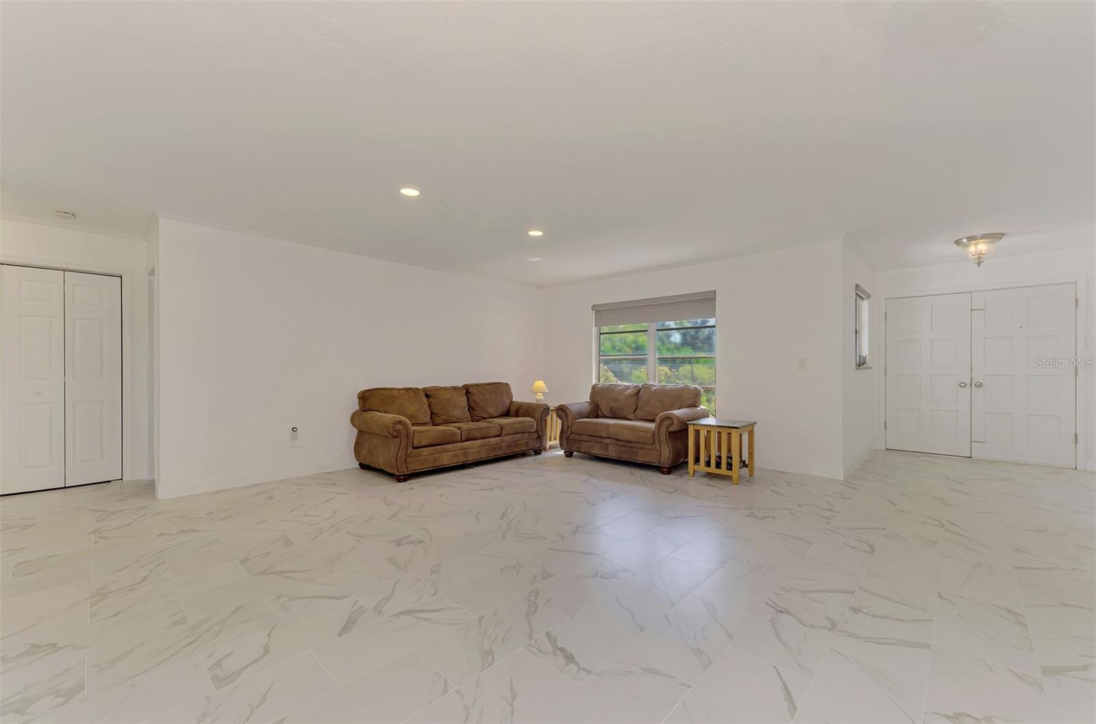 140 S OXFORD DR — photo 11
