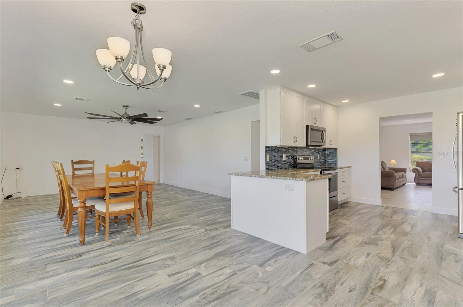 140 S OXFORD DR — photo 20