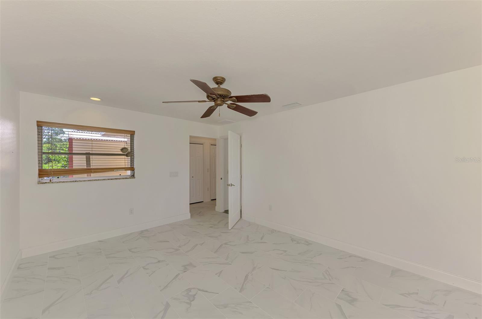 140 S OXFORD DR — photo 26