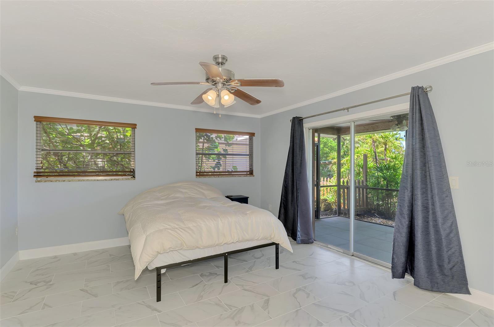 140 S OXFORD DR — photo 32