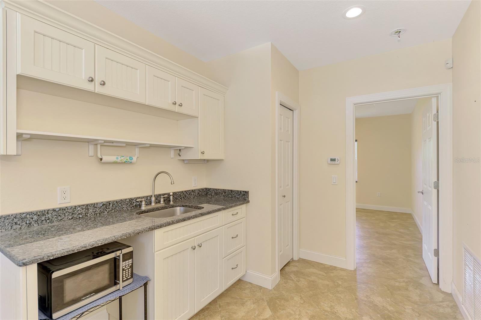 140 S OXFORD DR — photo 82