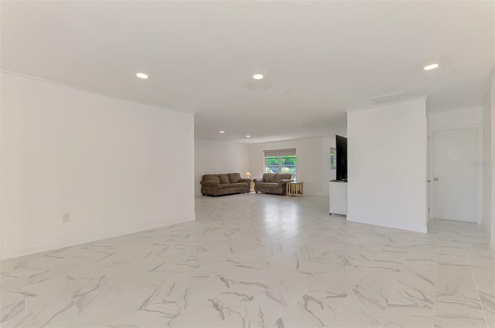 140 S OXFORD DR — photo 12