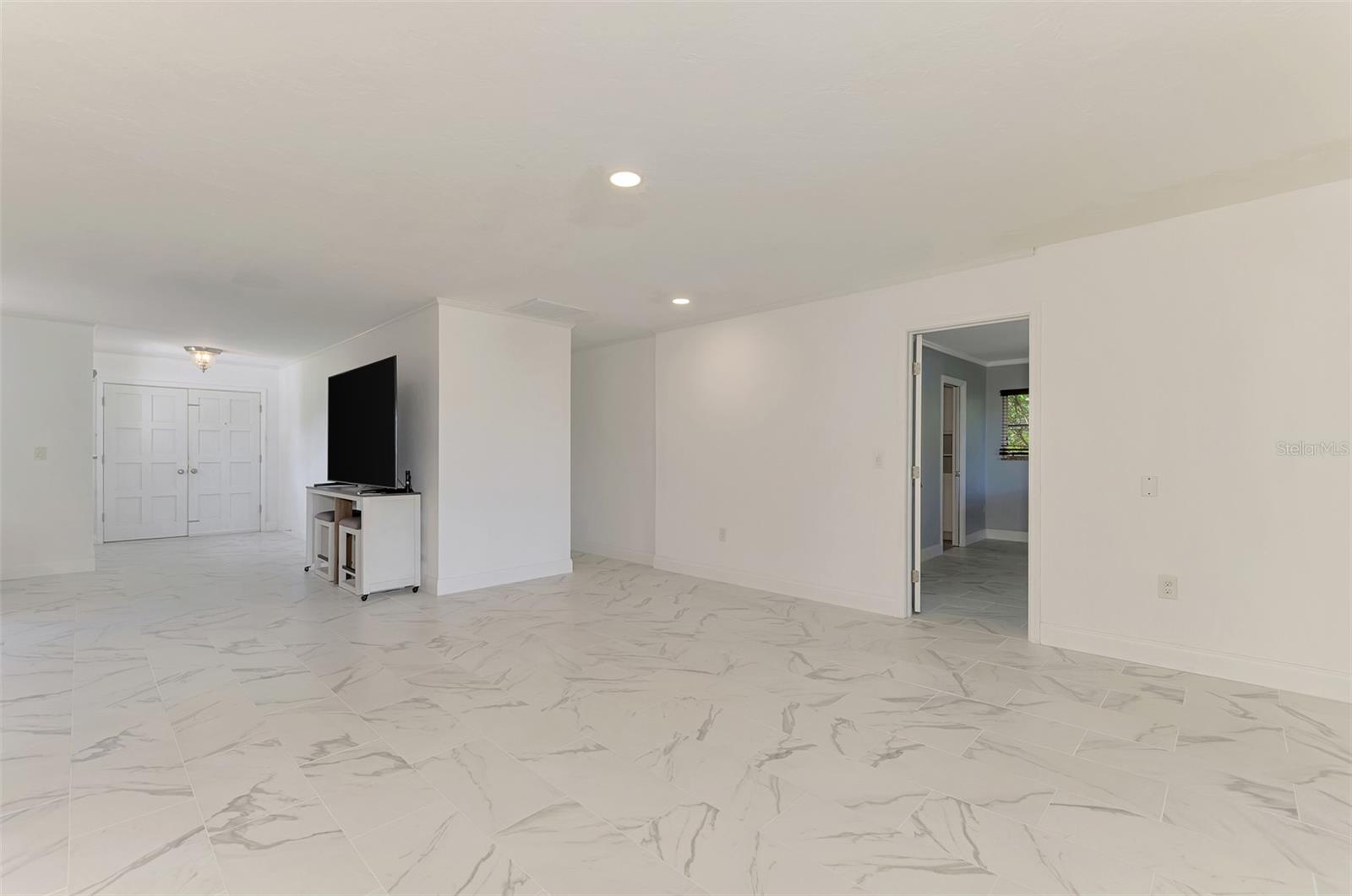 140 S OXFORD DR — photo 10