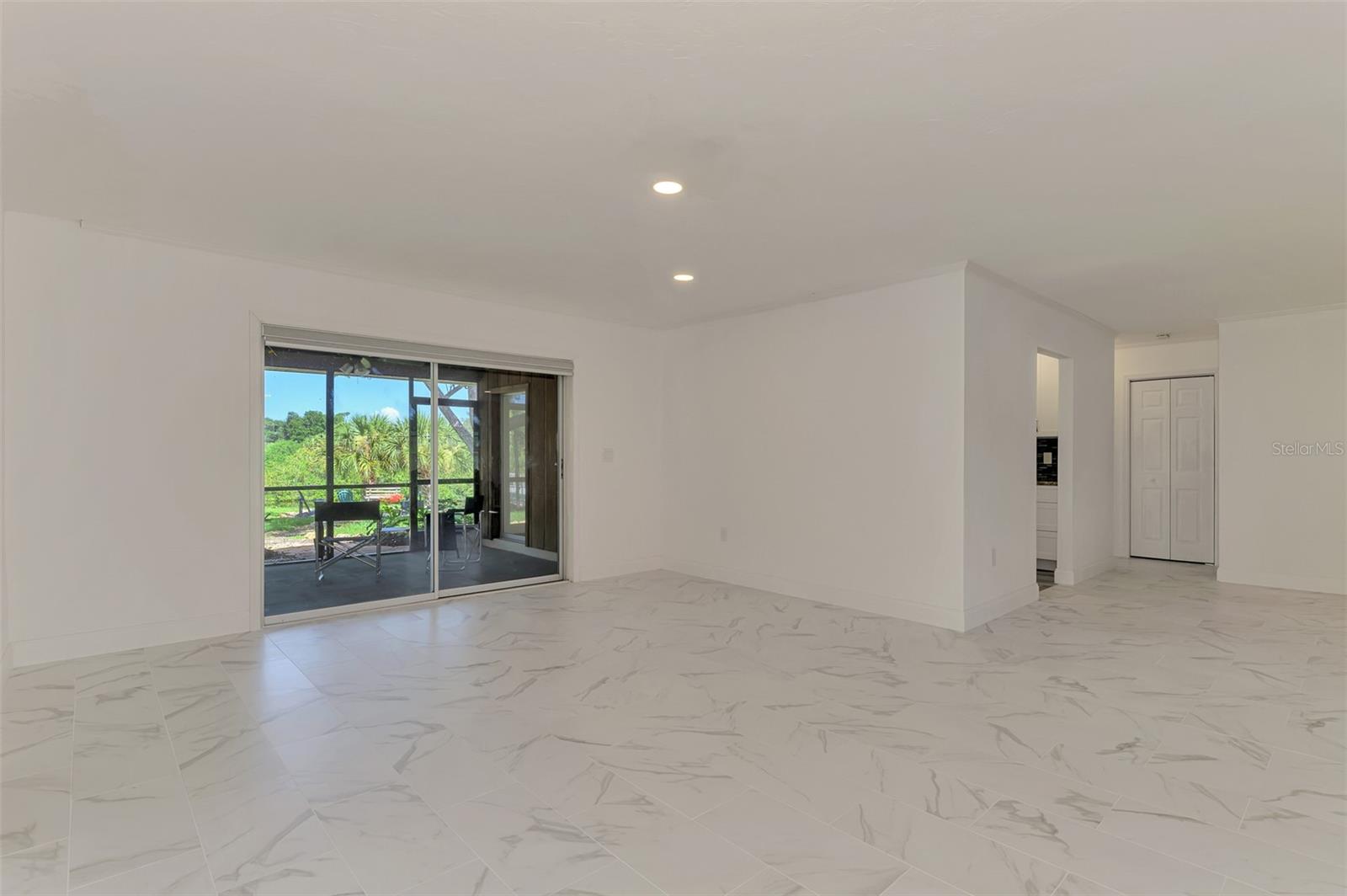 140 S OXFORD DR — photo 13