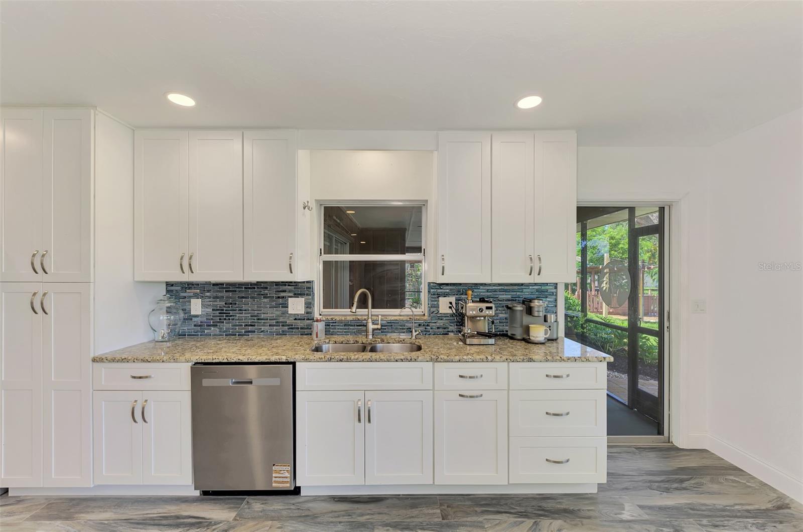 140 S OXFORD DR — photo 17