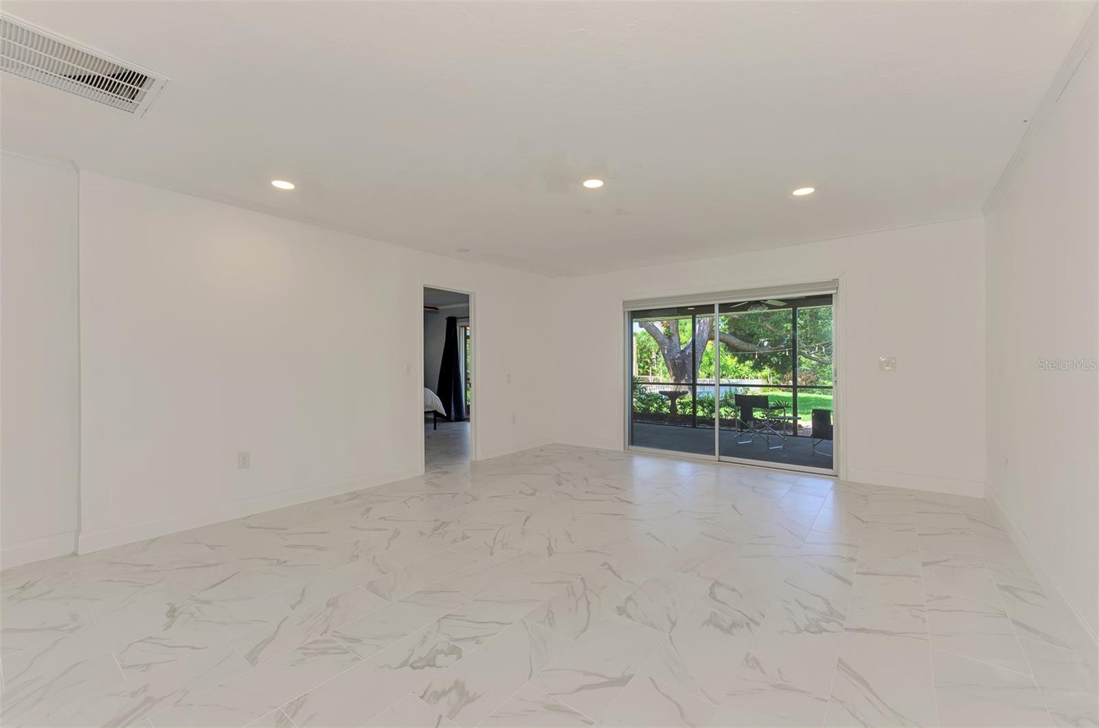 140 S OXFORD DR — photo 30