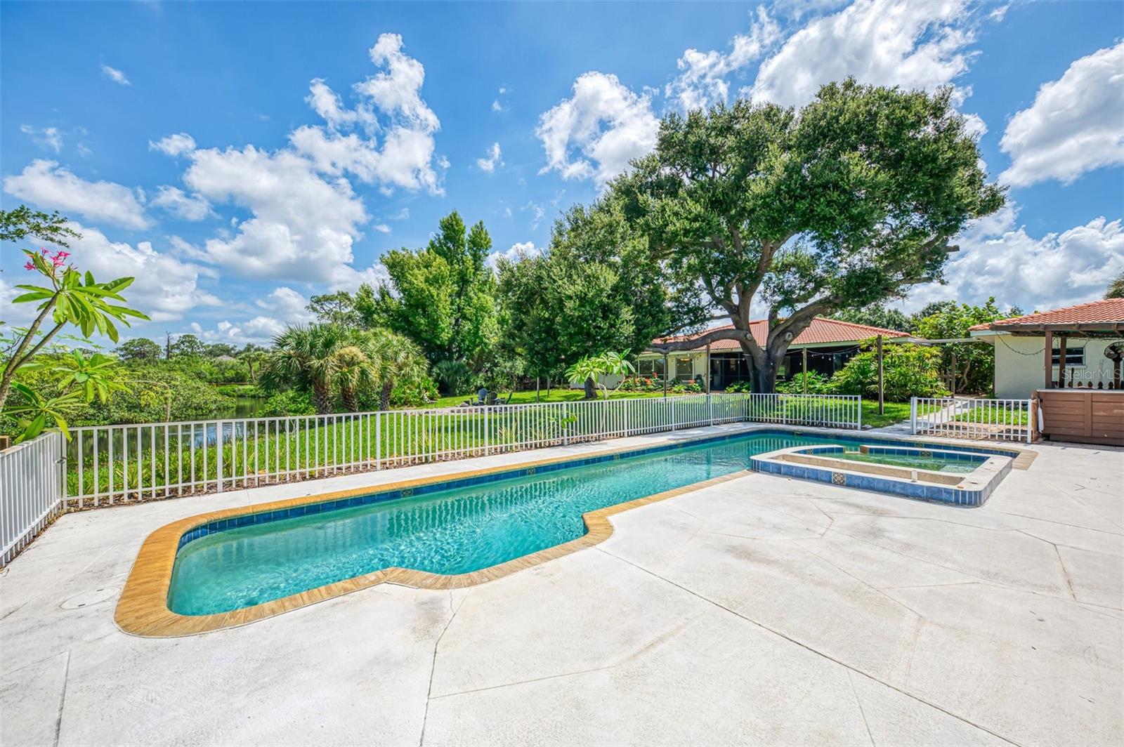 140 S OXFORD DR — photo 42