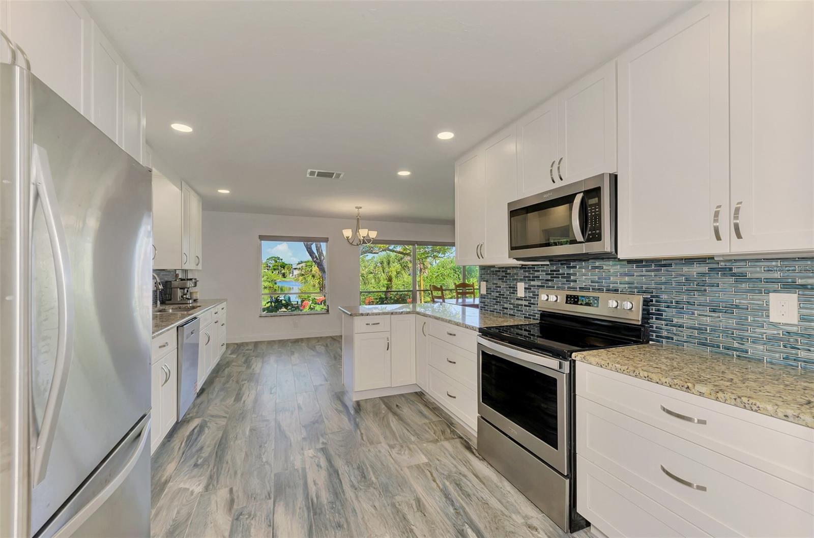 140 S OXFORD DR — photo 18
