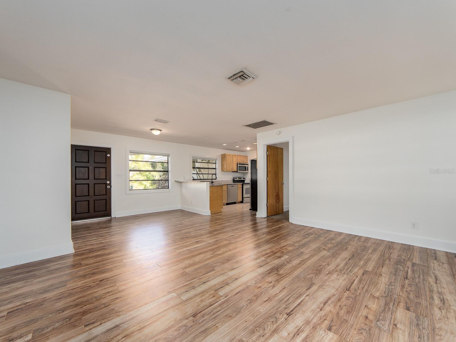 2242 INDIAN AVE S — photo 4