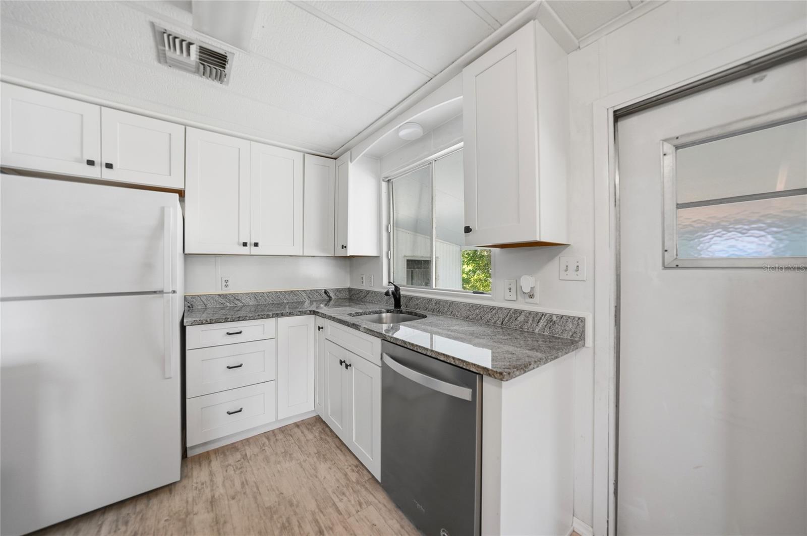 195 S FIJI CIR — photo 3