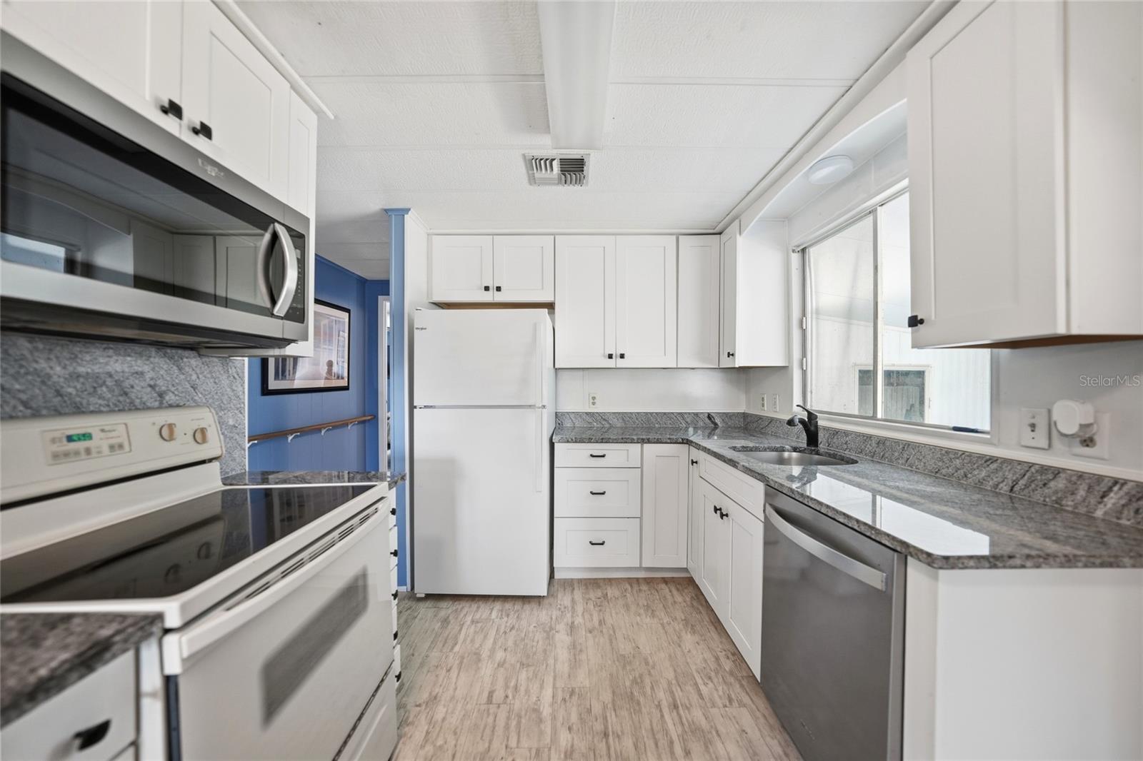 195 S FIJI CIR — photo 2