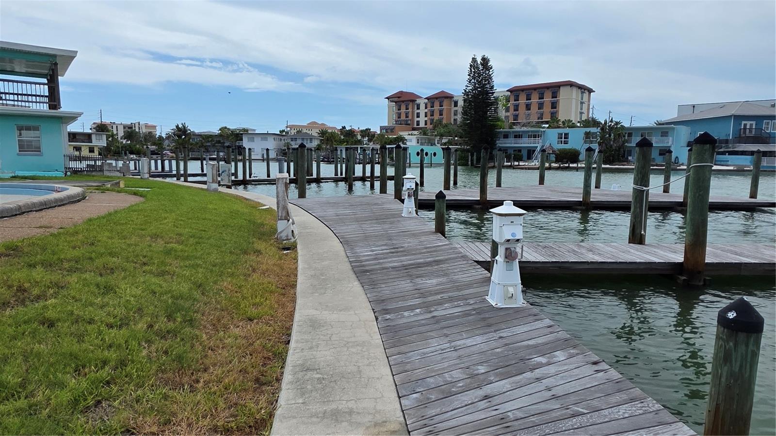 627 BAY ESPLANADE — photo 3