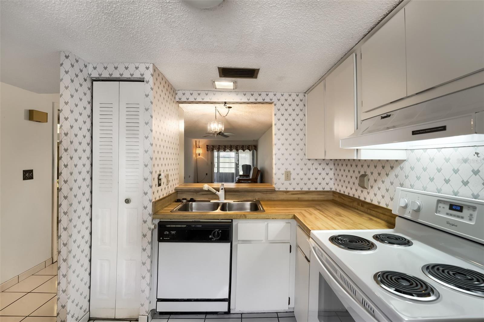 11210 CARRIAGE HILL DR #6 — photo 10