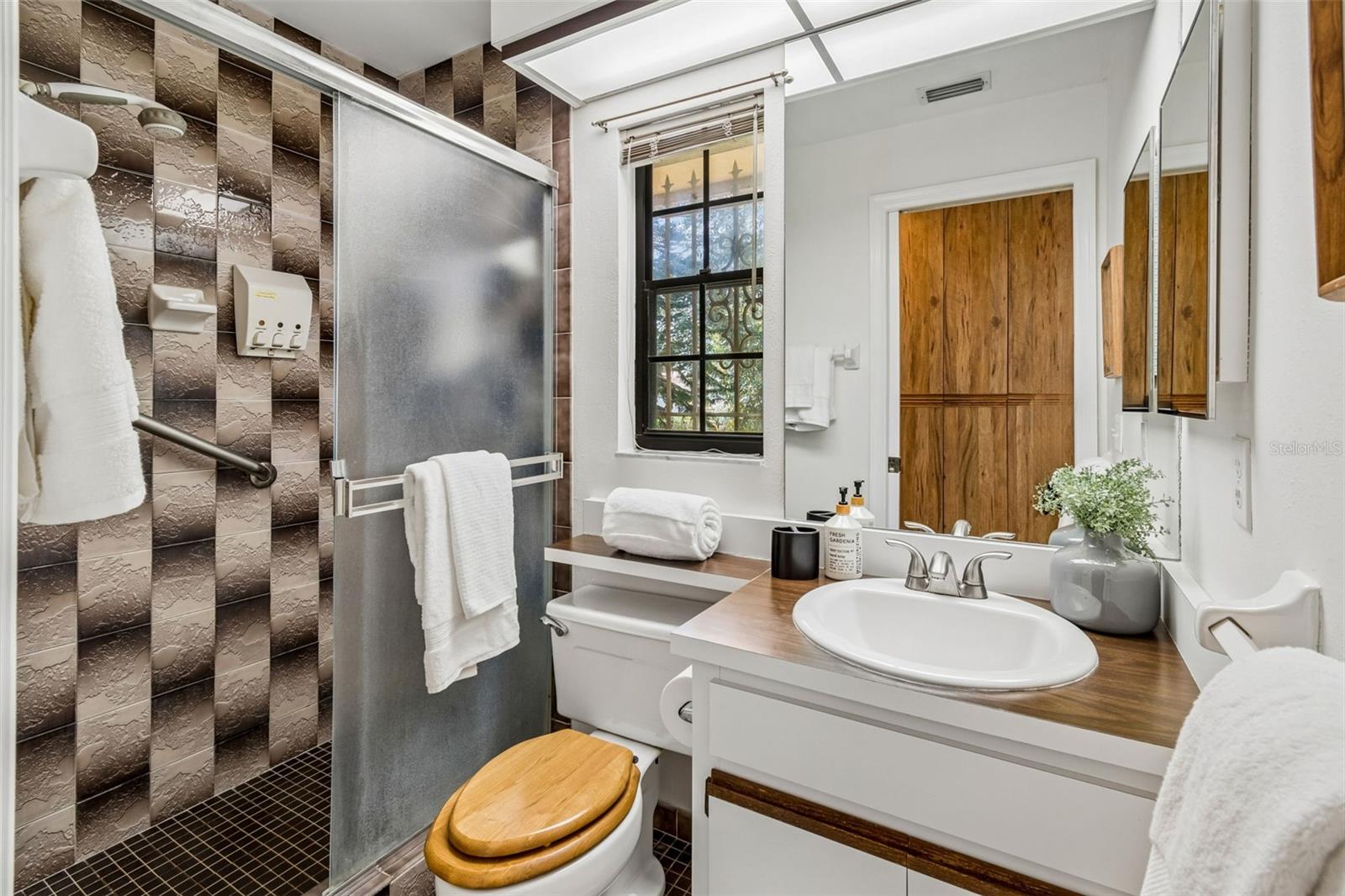 16509 ROUND OAK DR — photo 35