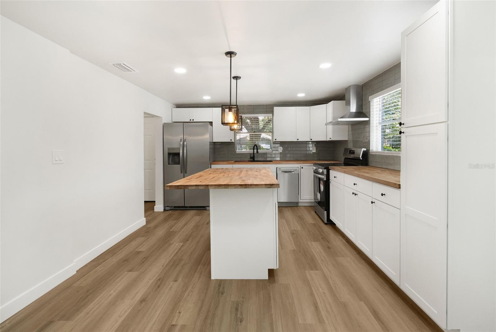 2329 W BEACH ST — photo 14