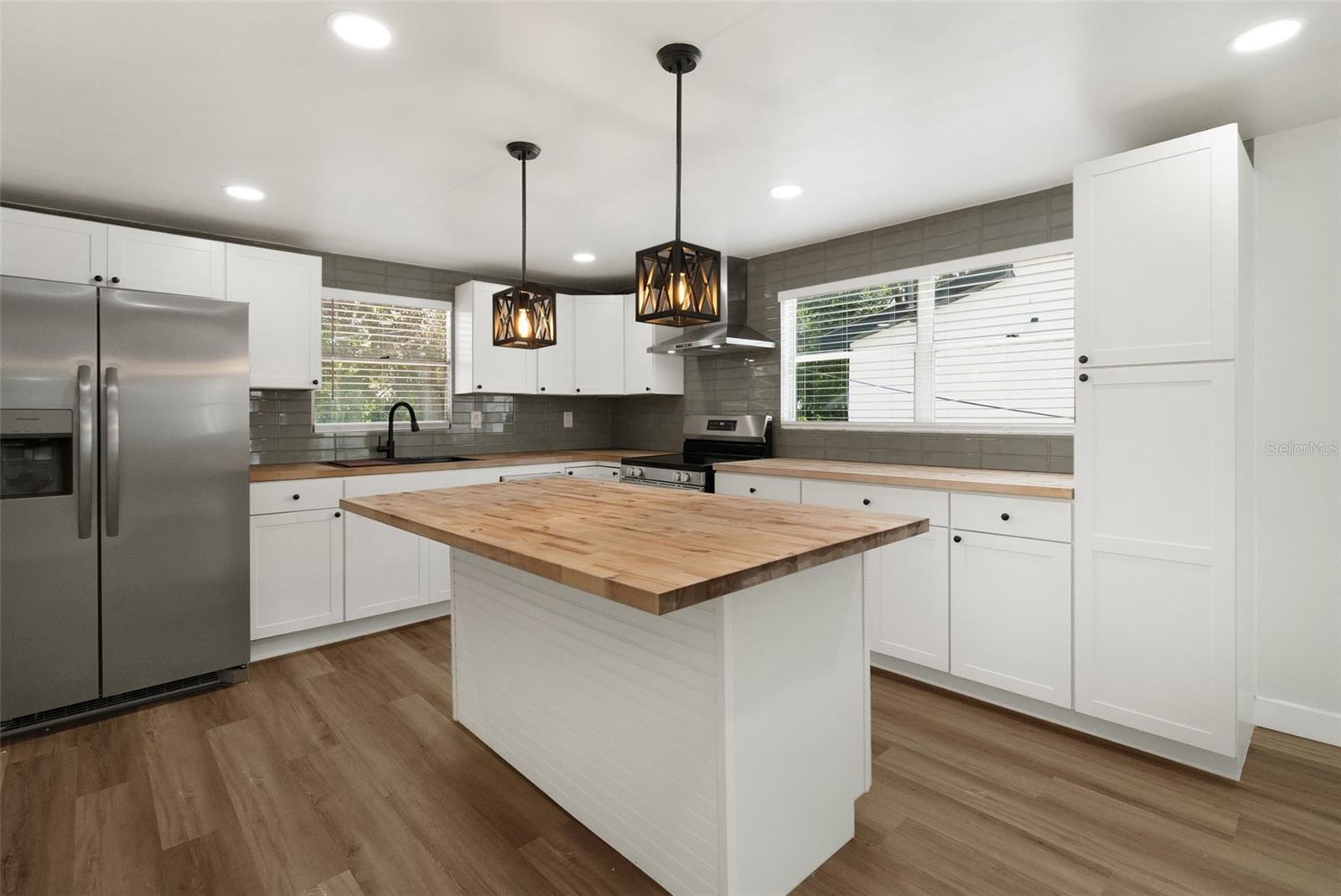 2329 W BEACH ST — photo 16