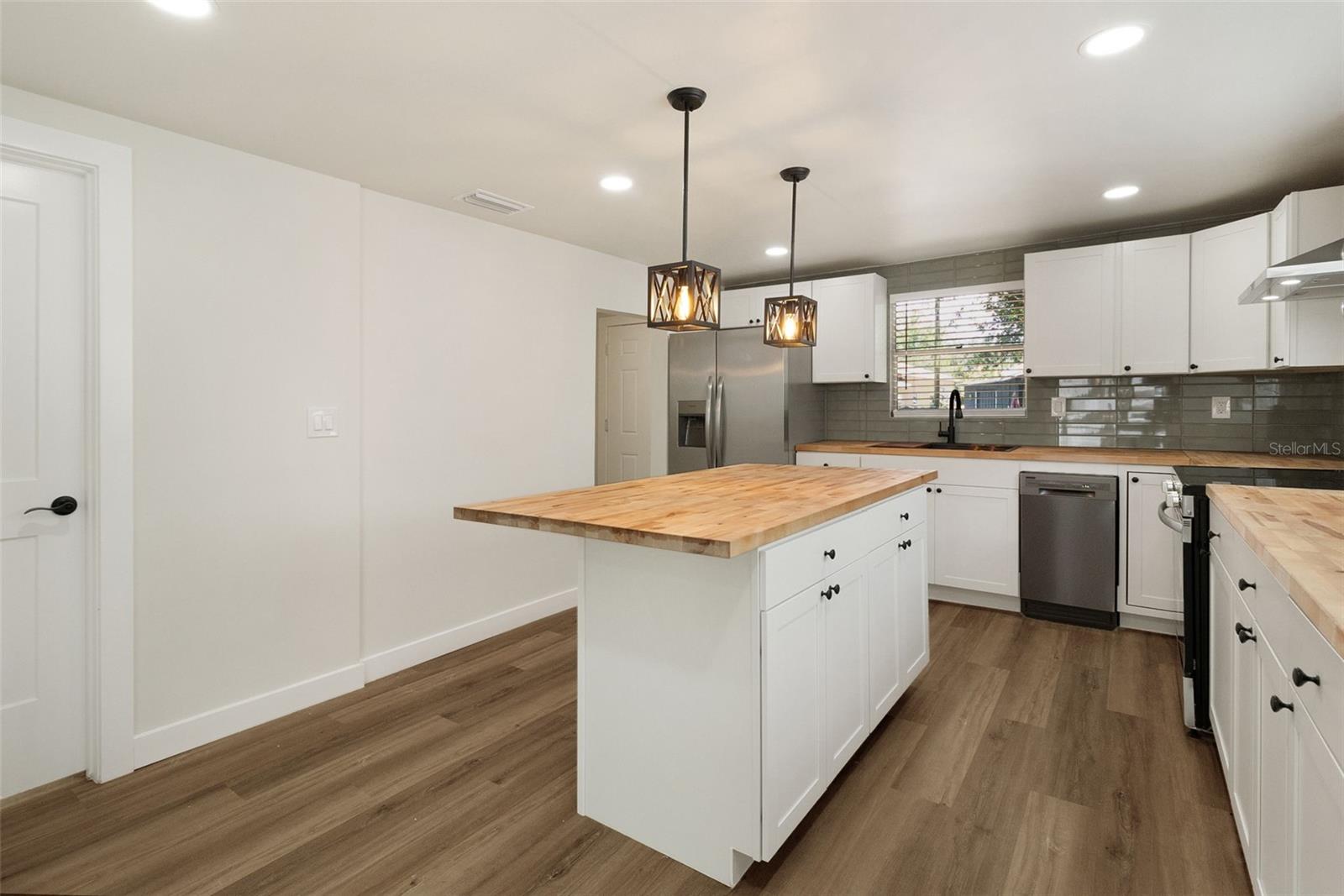 2329 W BEACH ST — photo 15