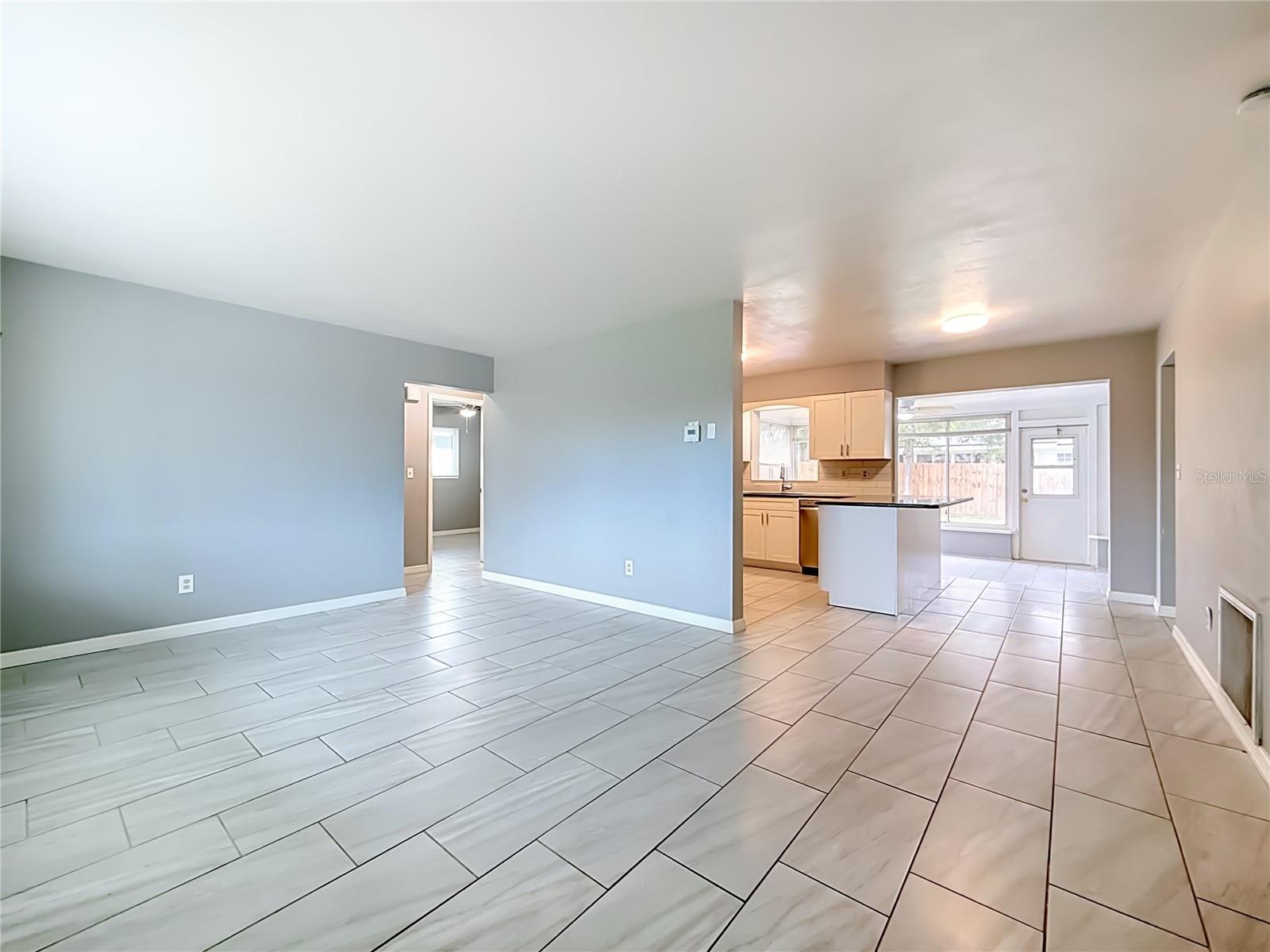 890 7TH AVE NE — photo 5