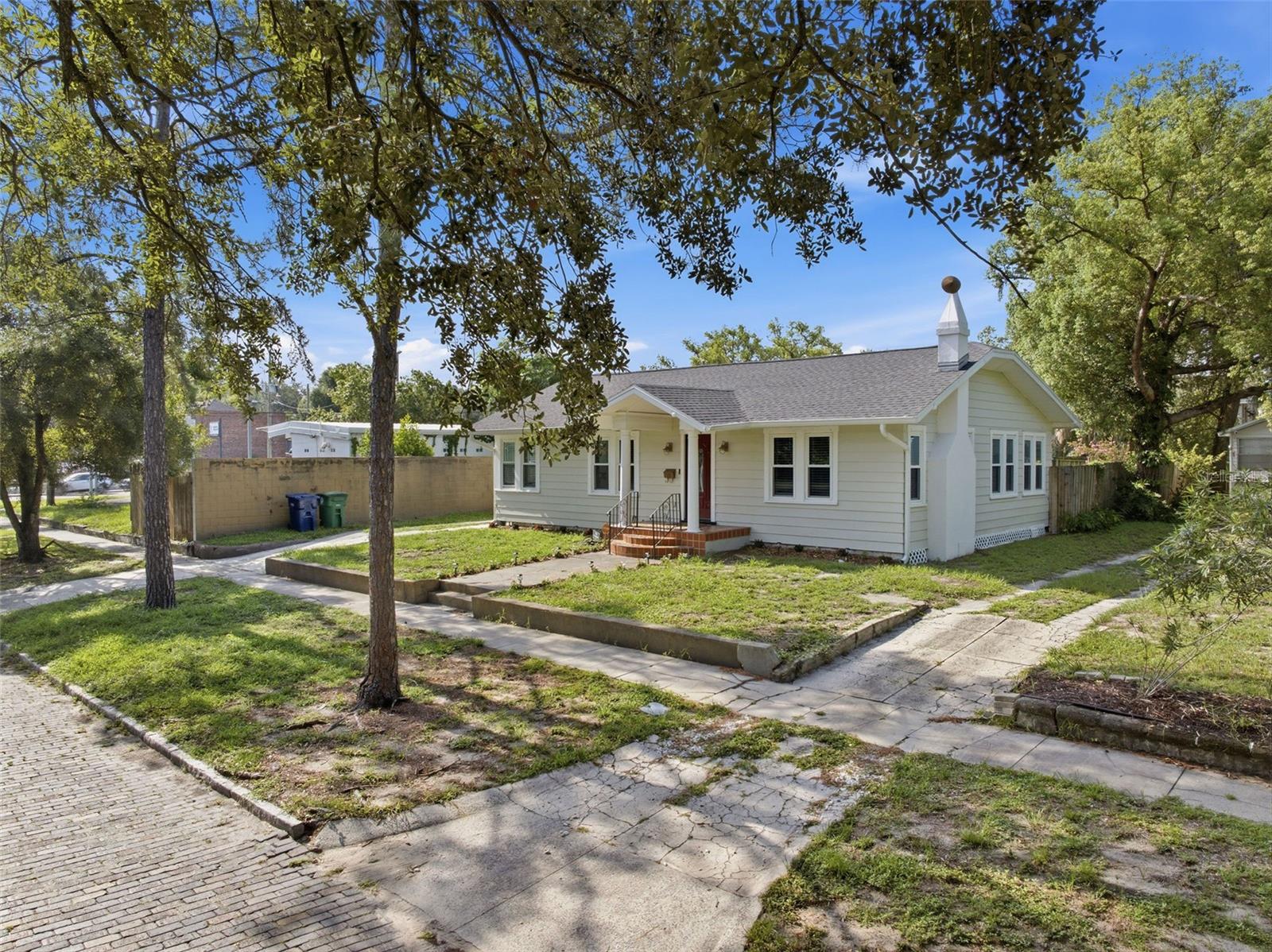 106 W COMANCHE AVE — photo 3