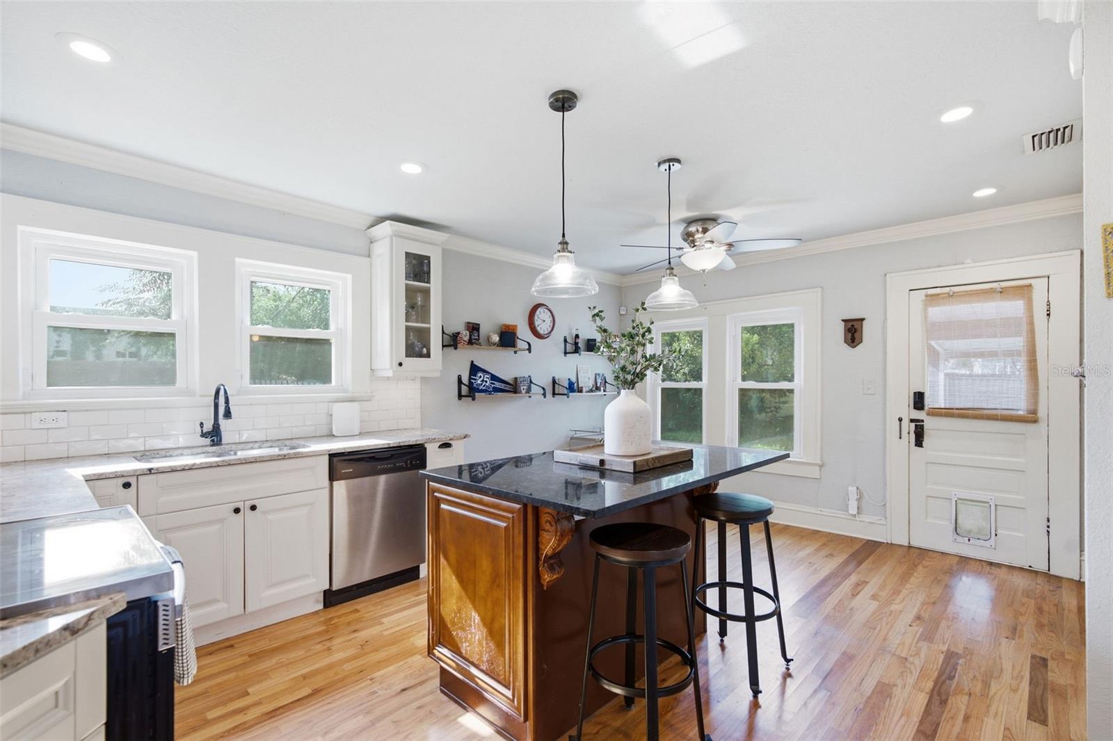 106 W COMANCHE AVE — photo 9