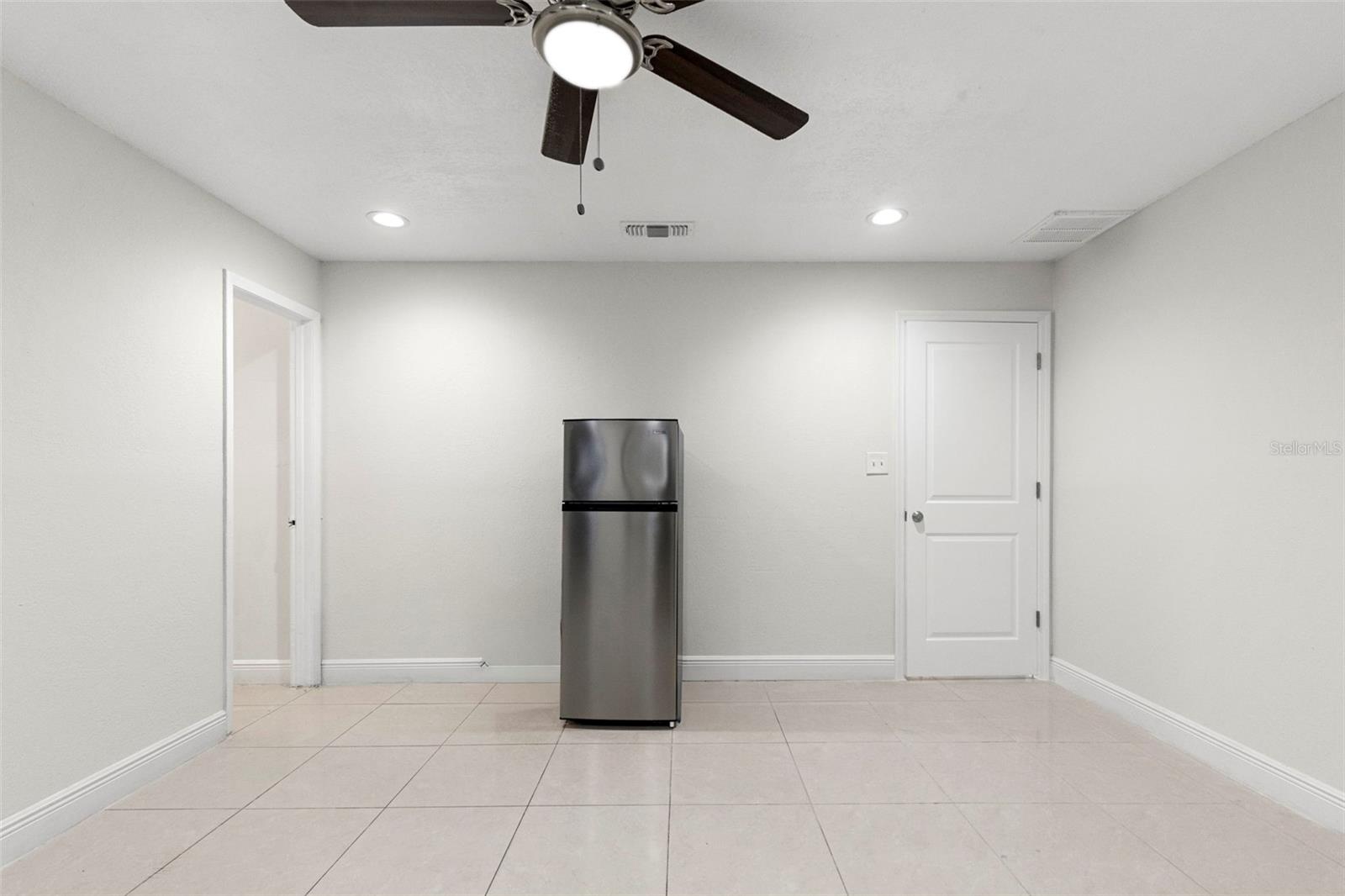 6920 N CAMERON AVE — photo 31