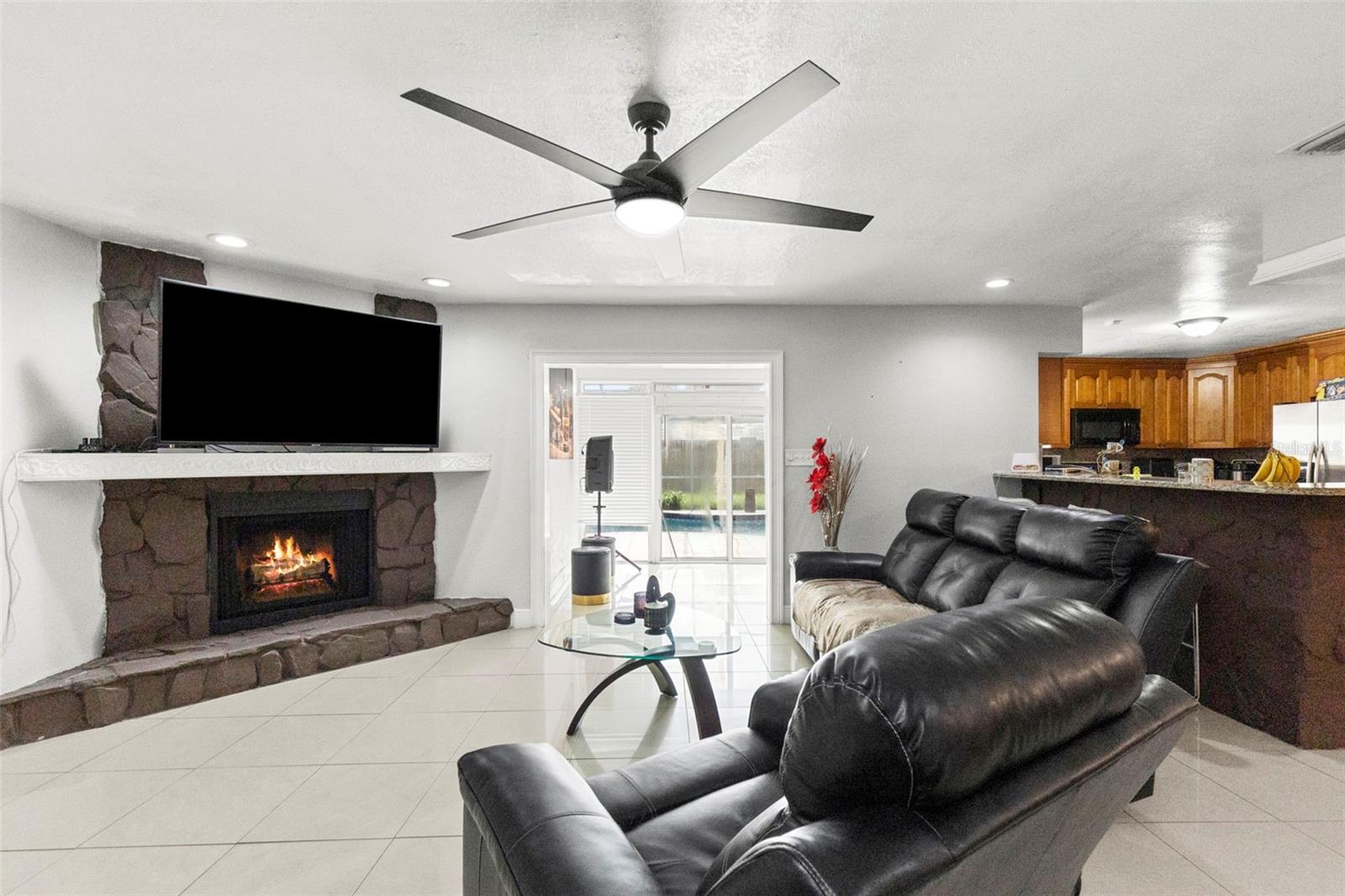 6920 N CAMERON AVE — photo 14