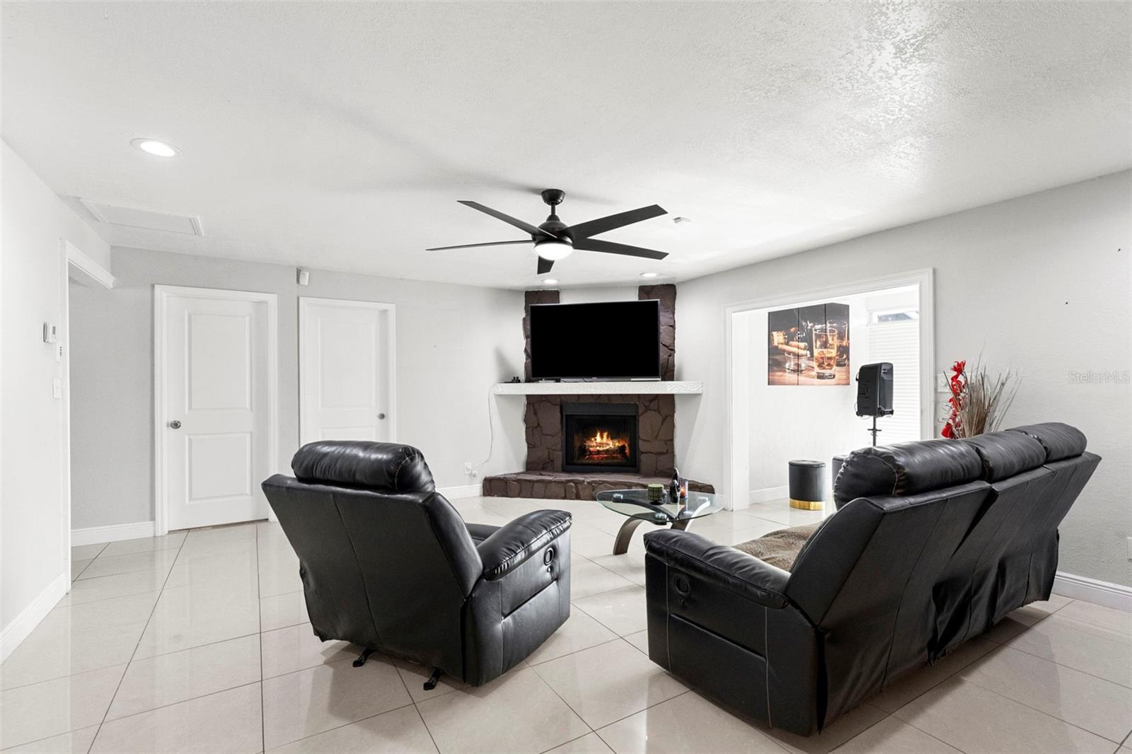 6920 N CAMERON AVE — photo 15