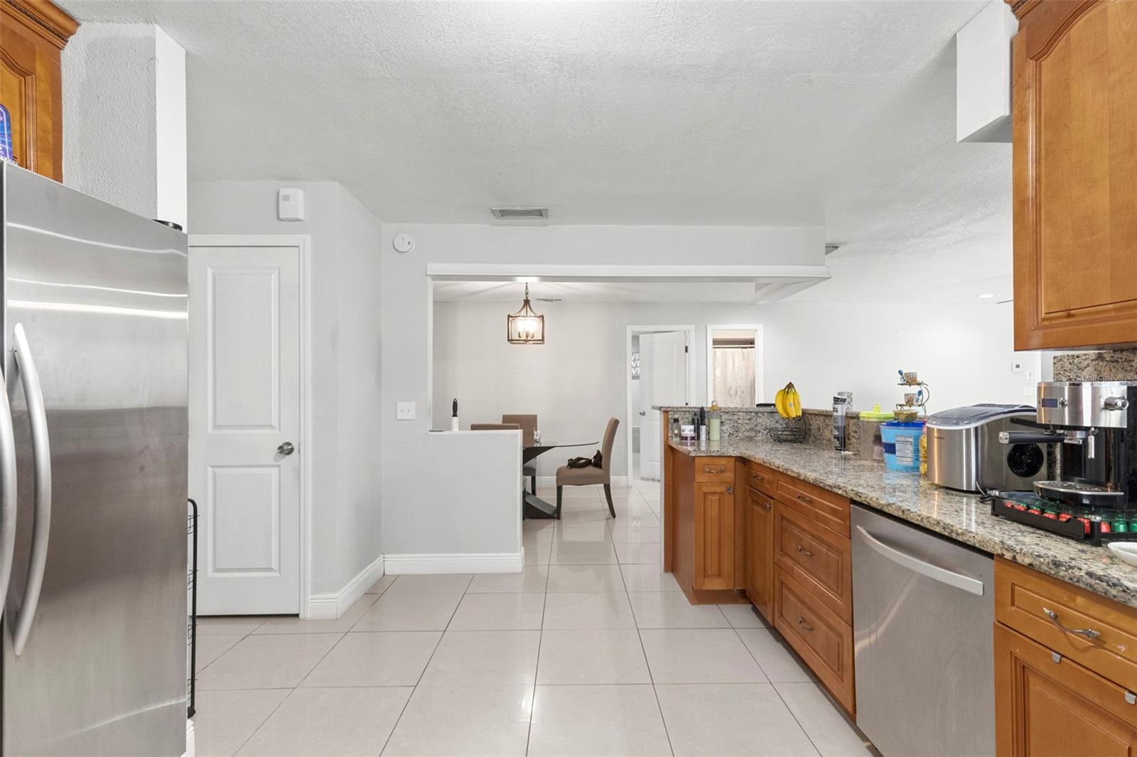 6920 N CAMERON AVE — photo 23