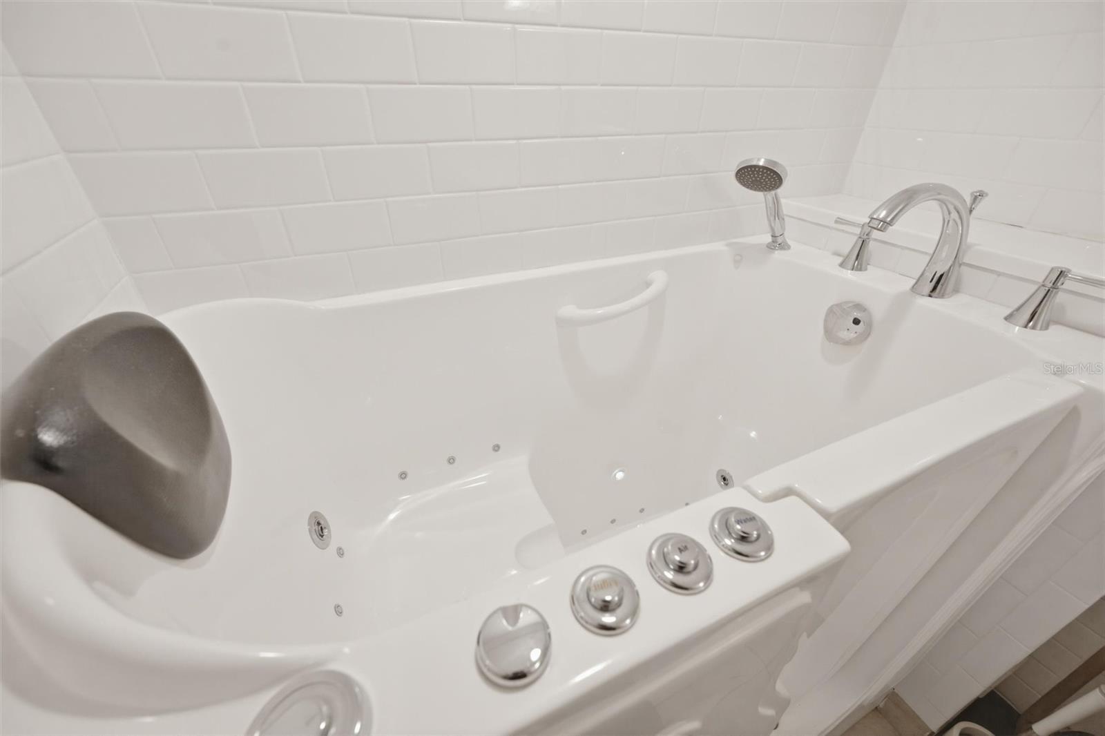 1811 MILFORD CIR — photo 30