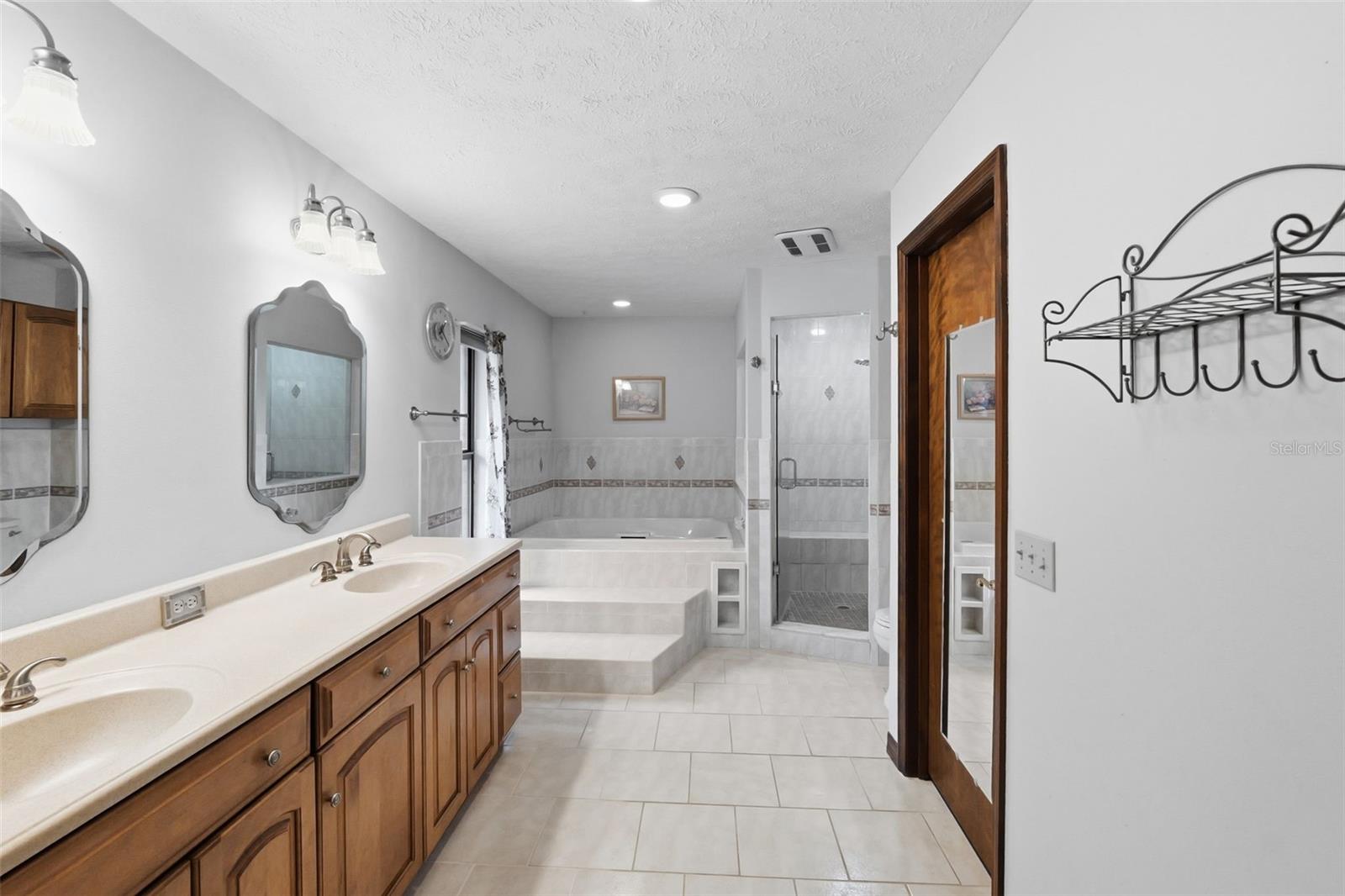 411 SUMMIT CHASE DR — photo 23