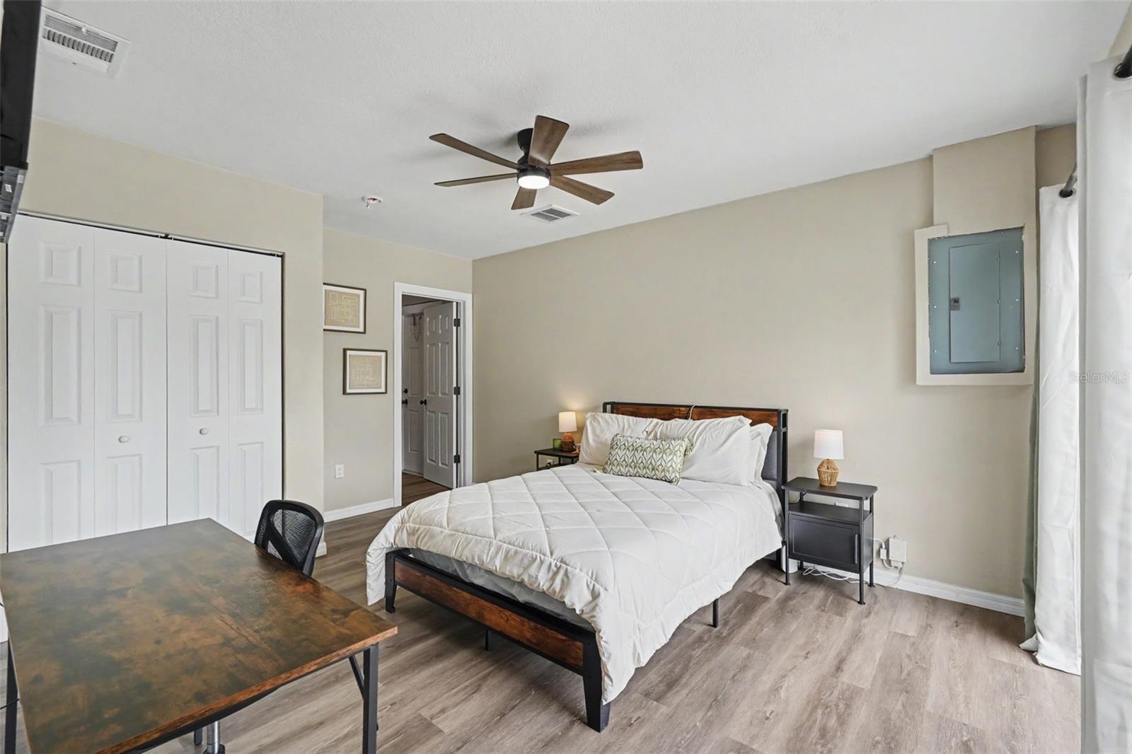 102 SHORE DR E — photo 19