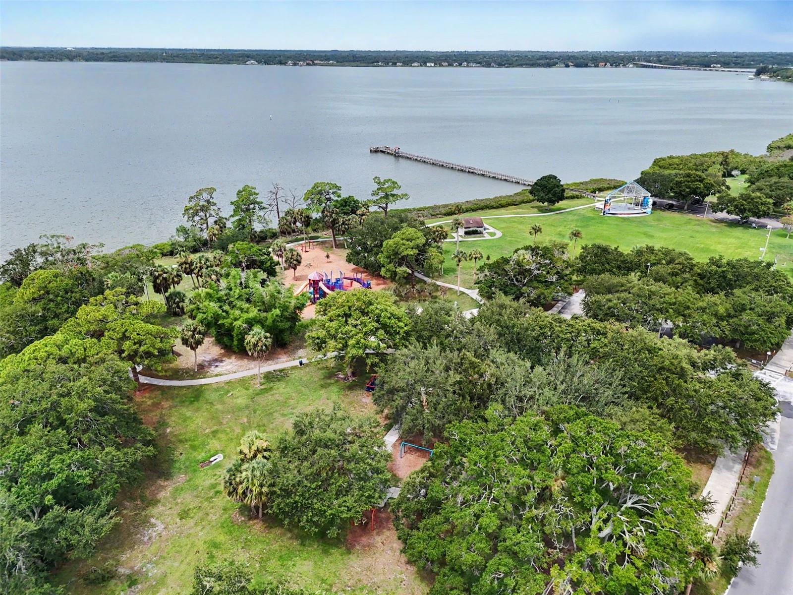 102 SHORE DR E — photo 30