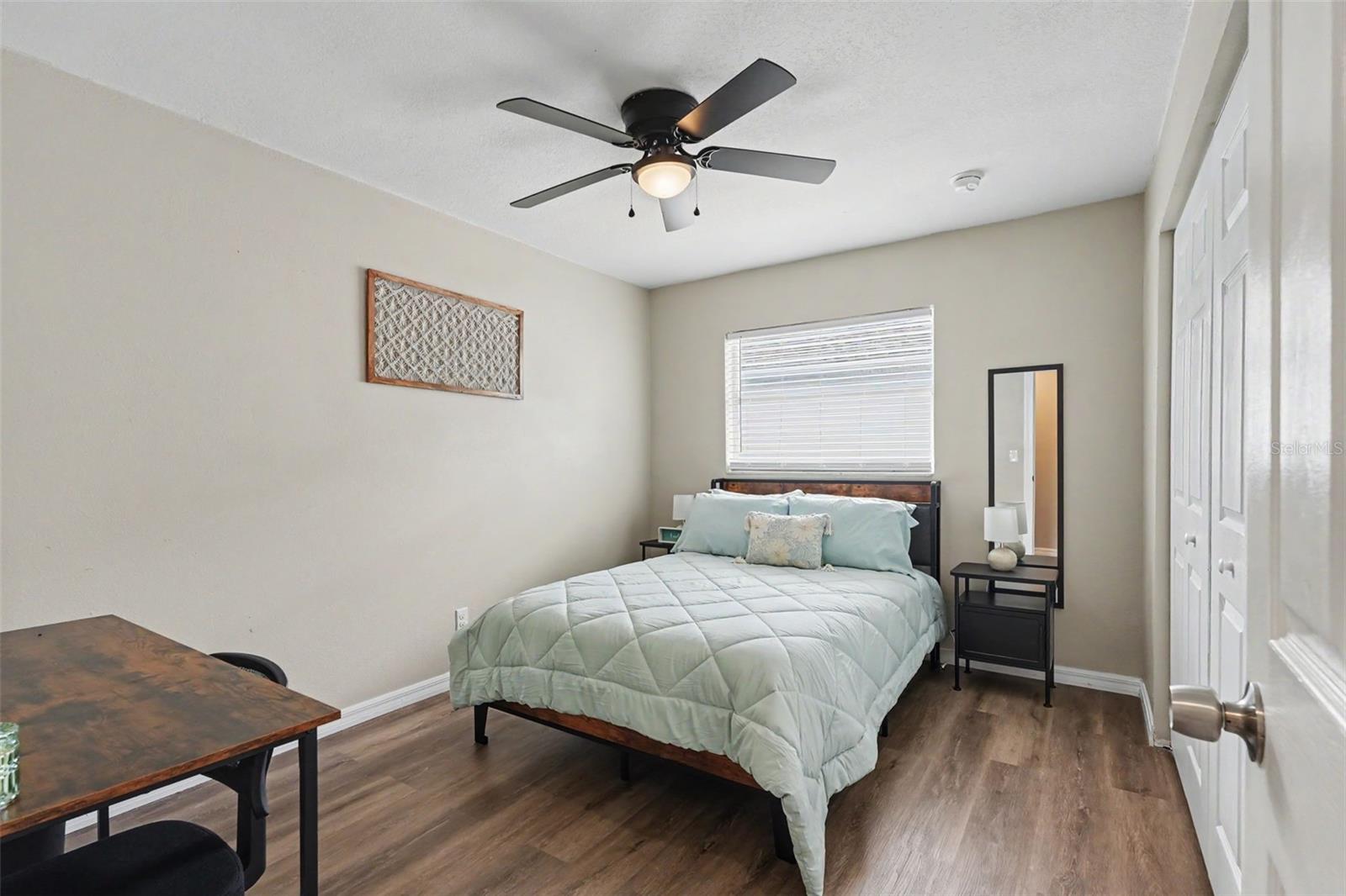 102 SHORE DR E — photo 16