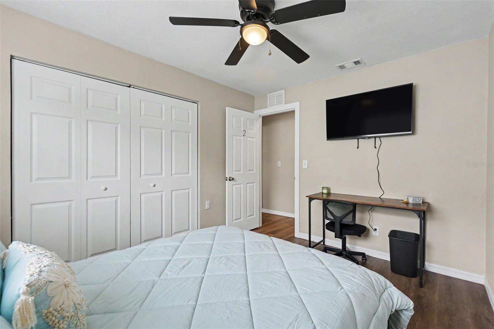 102 SHORE DR E — photo 17