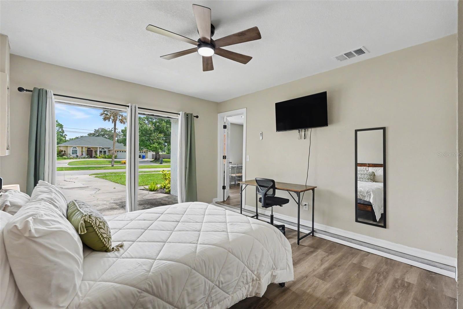 102 SHORE DR E — photo 18