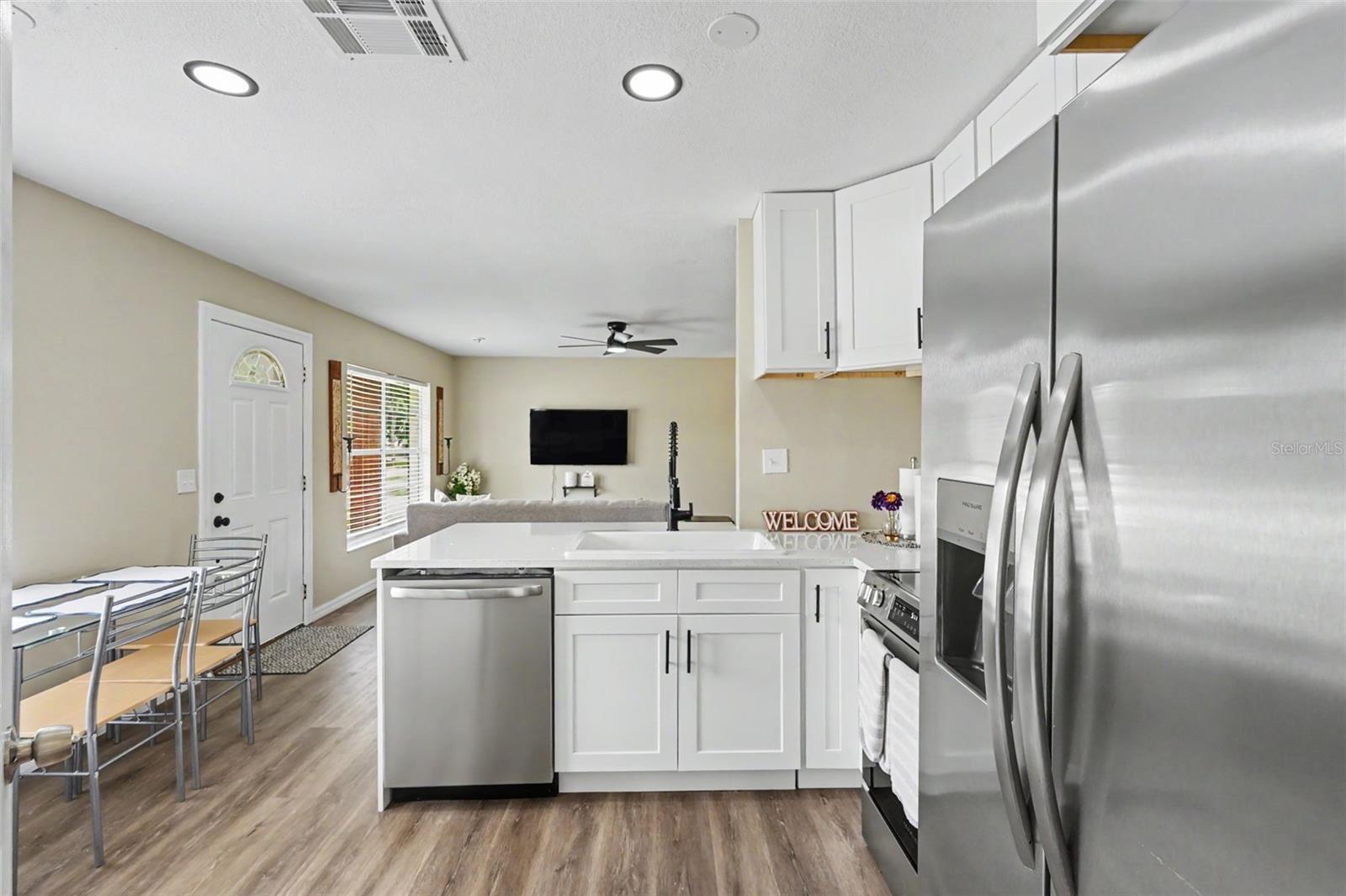 102 SHORE DR E — photo 9