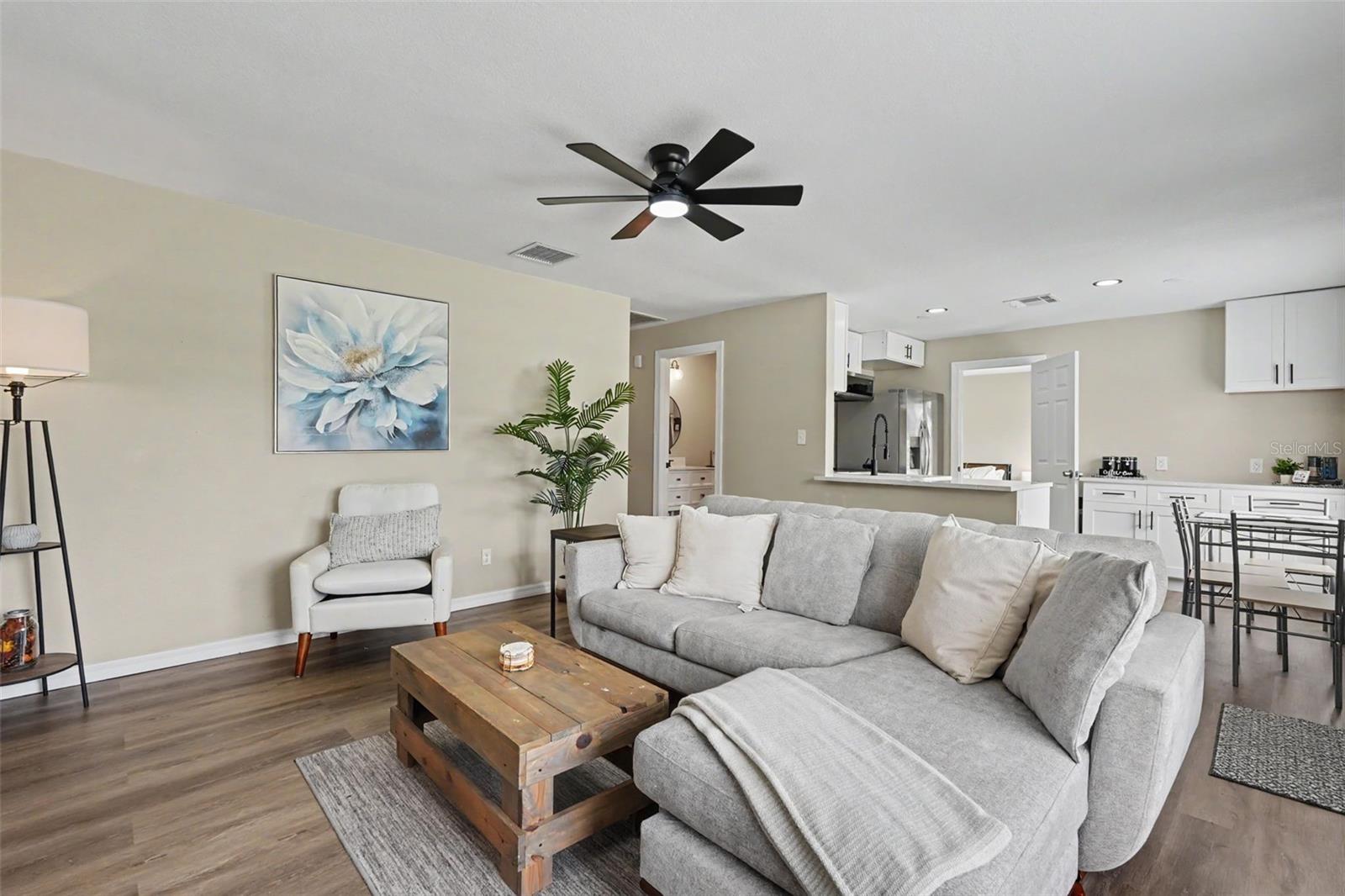 102 SHORE DR E — photo 12