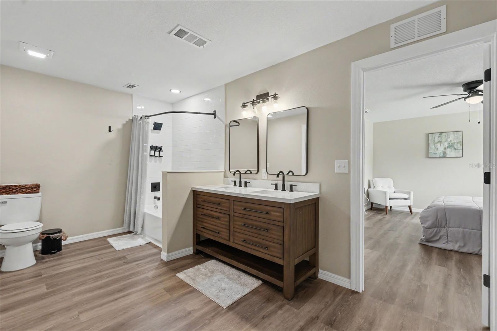 102 SHORE DR E — photo 24