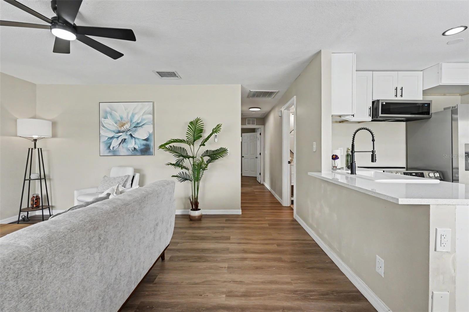 102 SHORE DR E — photo 11