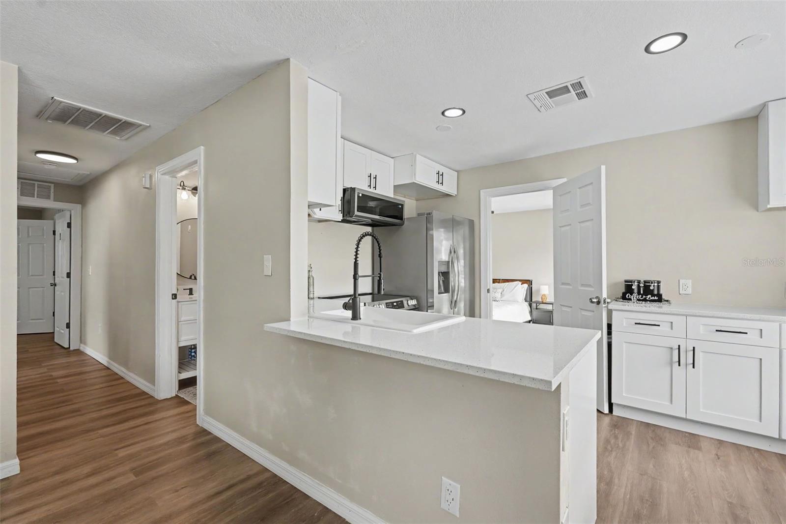 102 SHORE DR E — photo 4